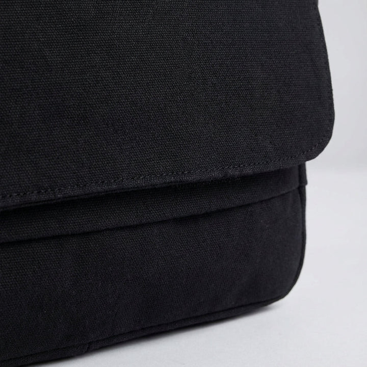 Stevige canvas schoudertas, duurzaam en unisex, ideaal als dagelijkse tas met veel opbergruimte. Comfortabel en lichtgewicht.