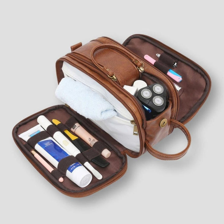 Gevulde reistoilettas toont capaciteit voor shampoo, borstels en make-up; essentiële reisorgaan voor vakantie.