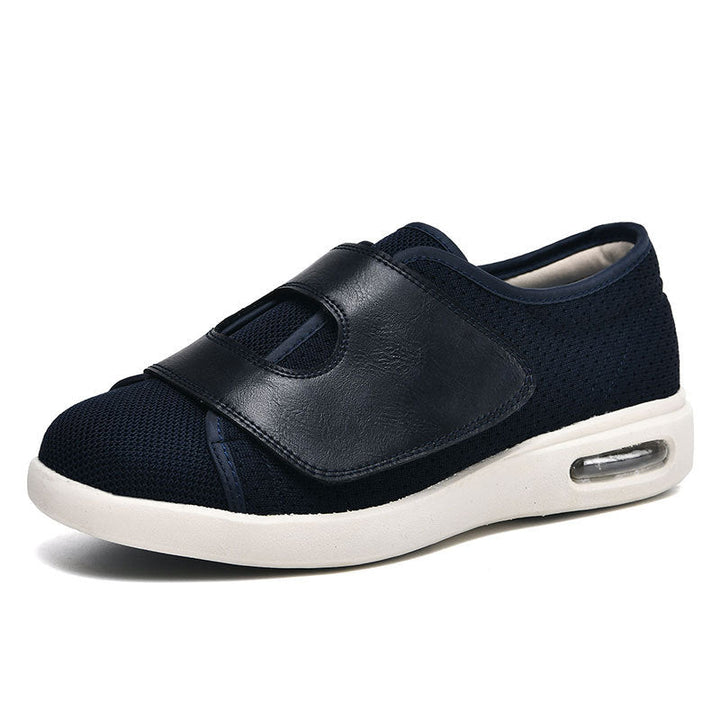 Senior vriendelijke diabetische wandelschoenen, met klittenband en ruime pasvorm voor gezwollen voeten.