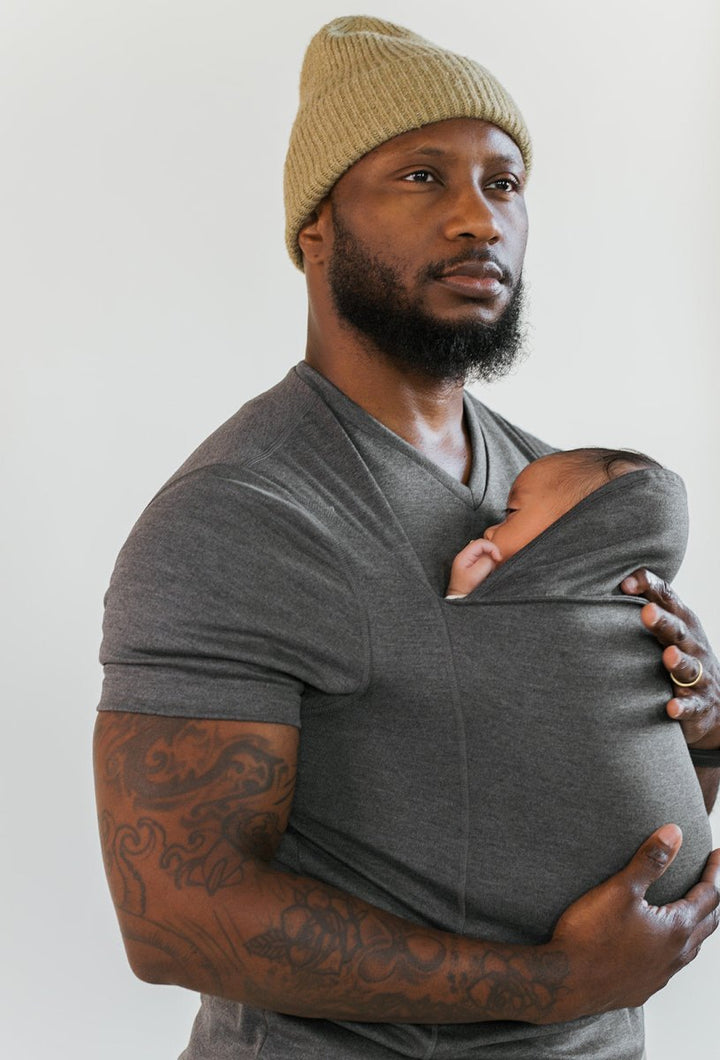 Close-up van het ergonomische unisex draag T-shirt, toont zachte stof en veilige ondersteuning voor baby.
