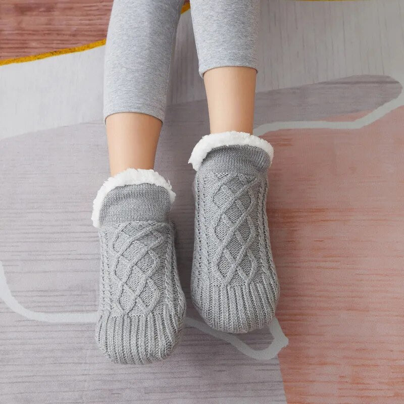 Gevoerde wintersokken van kasjmier, perfect voor extra warmte en comfort thuis.
