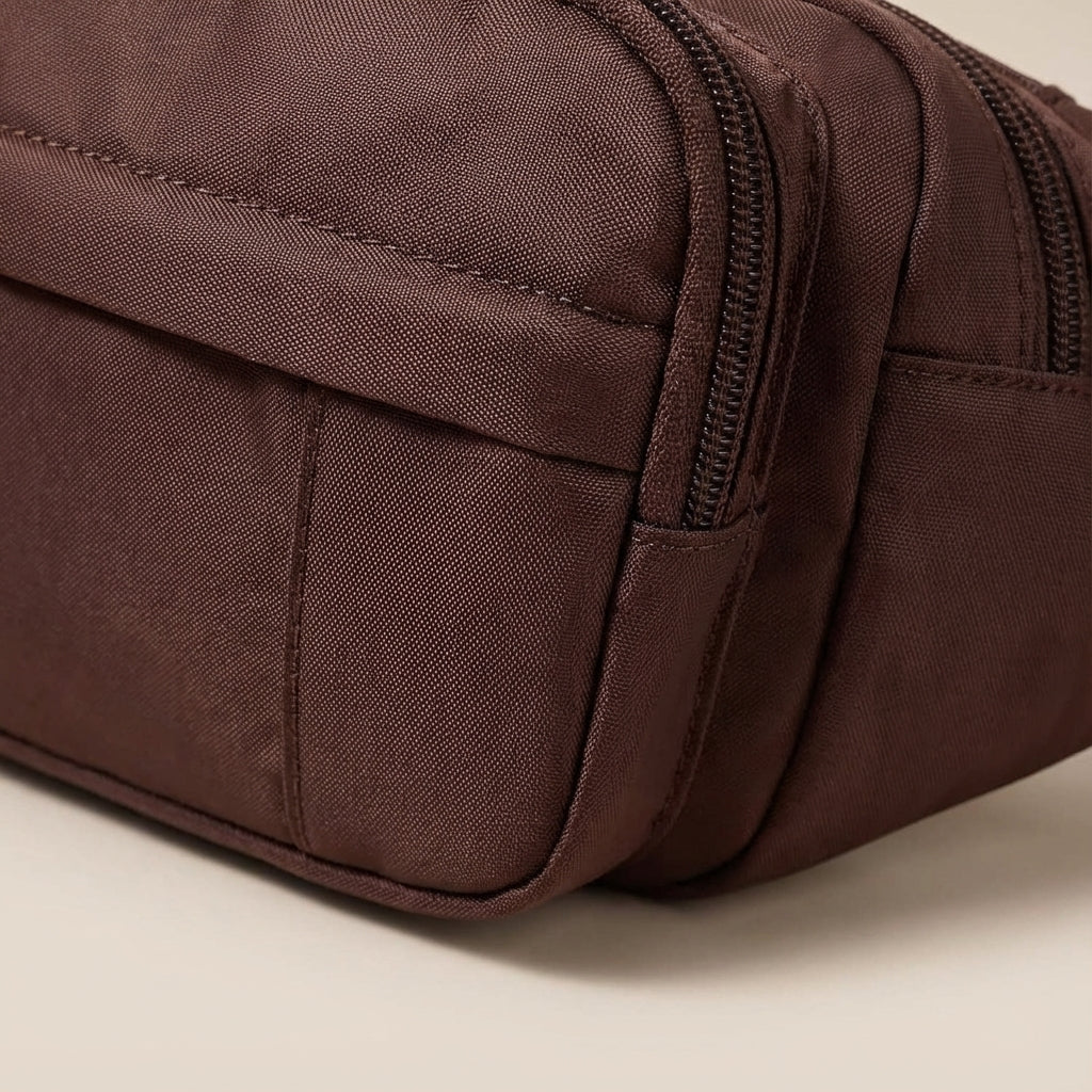 Unisex tailletas, draagbaar als crossbodytas; ruime opbergtas met handige ritsvakken.