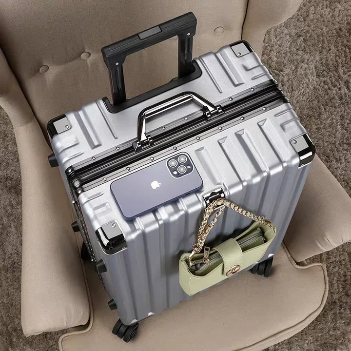 Unisex hardshell koffer met aluminium frame en 360 graden draaiende wielen, klaar voor vertrek.