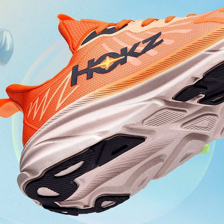 Witte lichtgewicht sneakers. Comfortabele hardloopschoenen voor dagelijks gebruik en actieve sport. Goede demping.