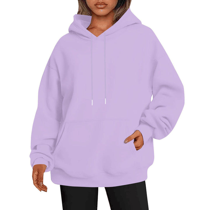 Model draagt een grijze unisex hoodie, casual en comfortabel.