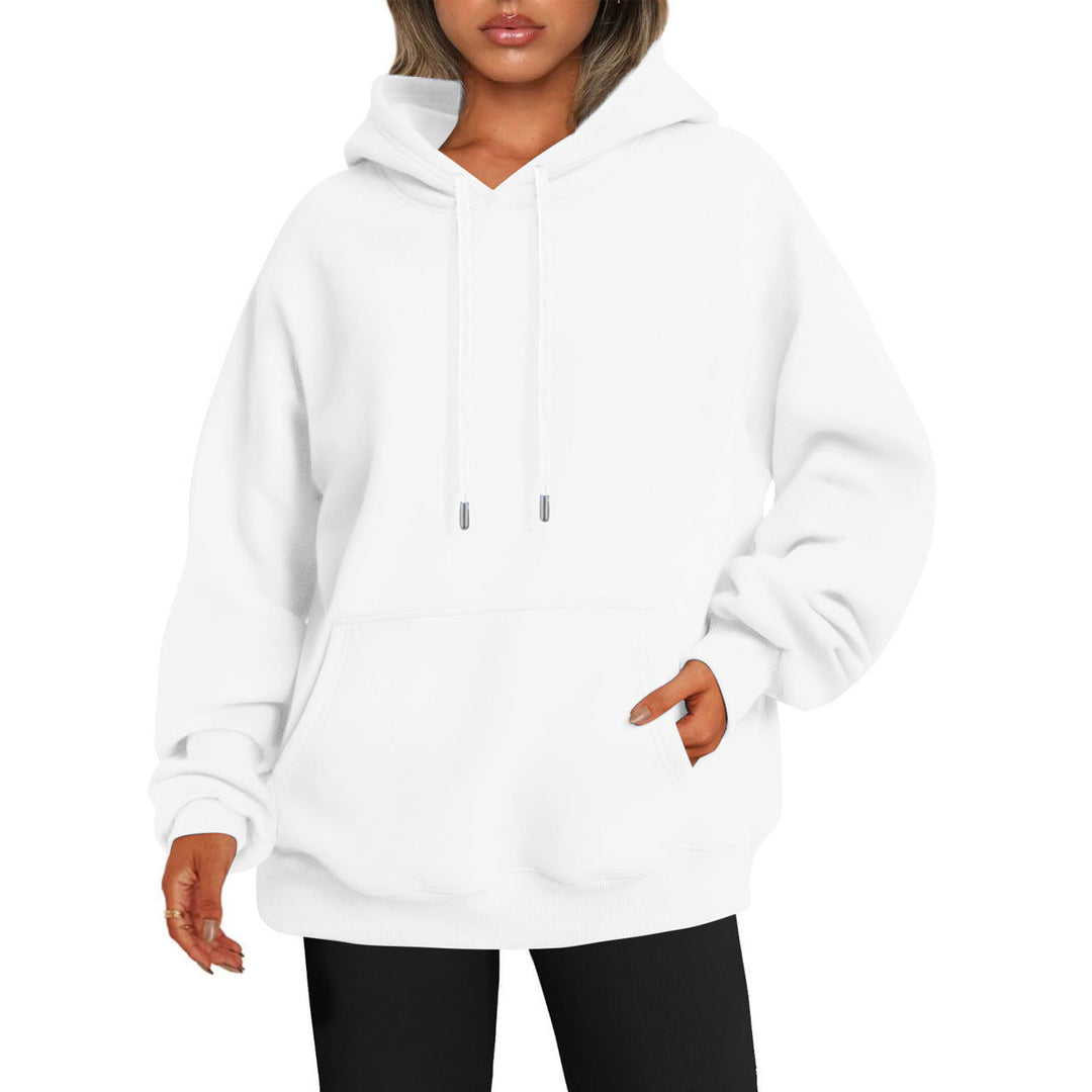 Unisex hoodie model staand in ontspannen pose, perfect voor dagelijks gebruik.