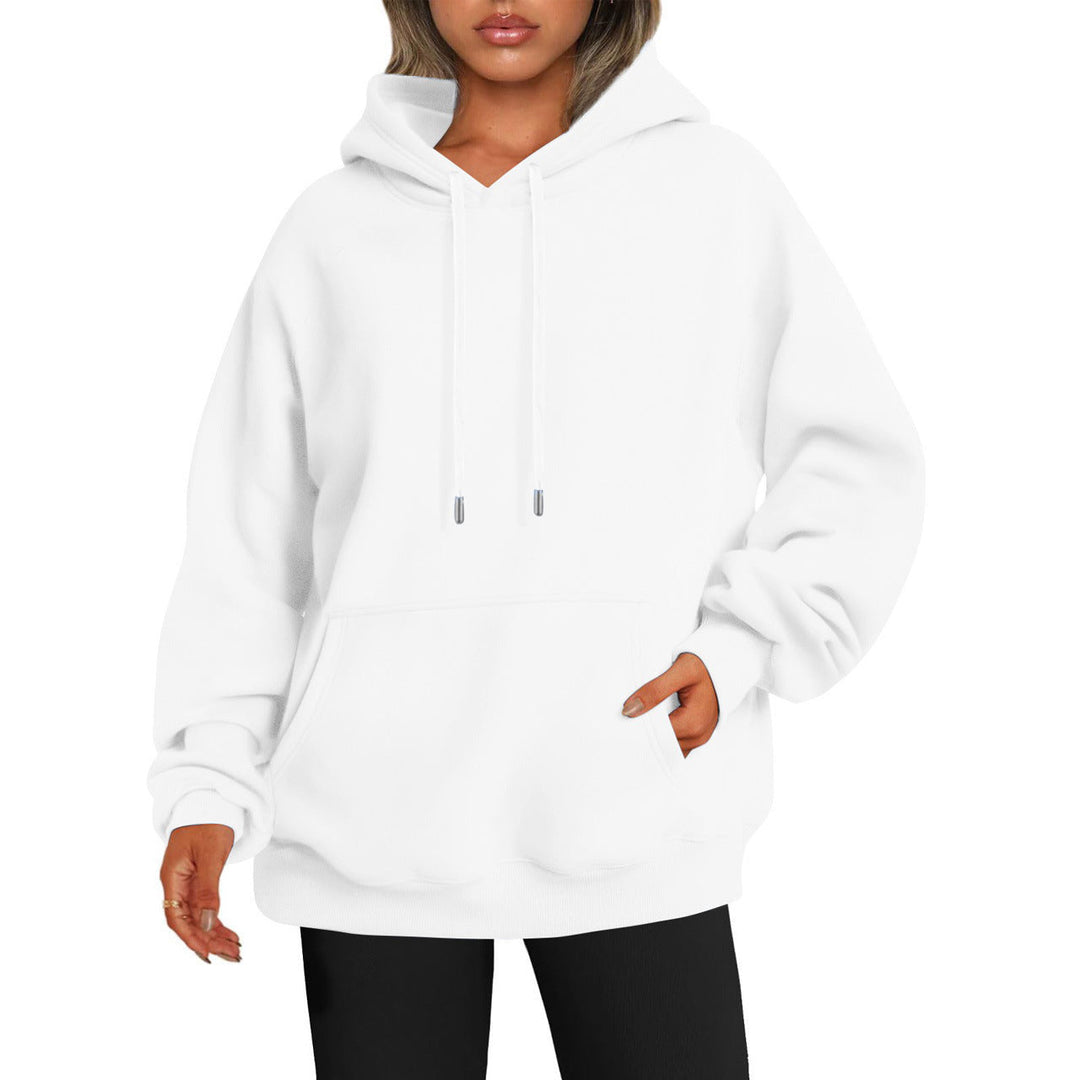 Man draagt een grijze unisex hoodie, actief en stijlvol.