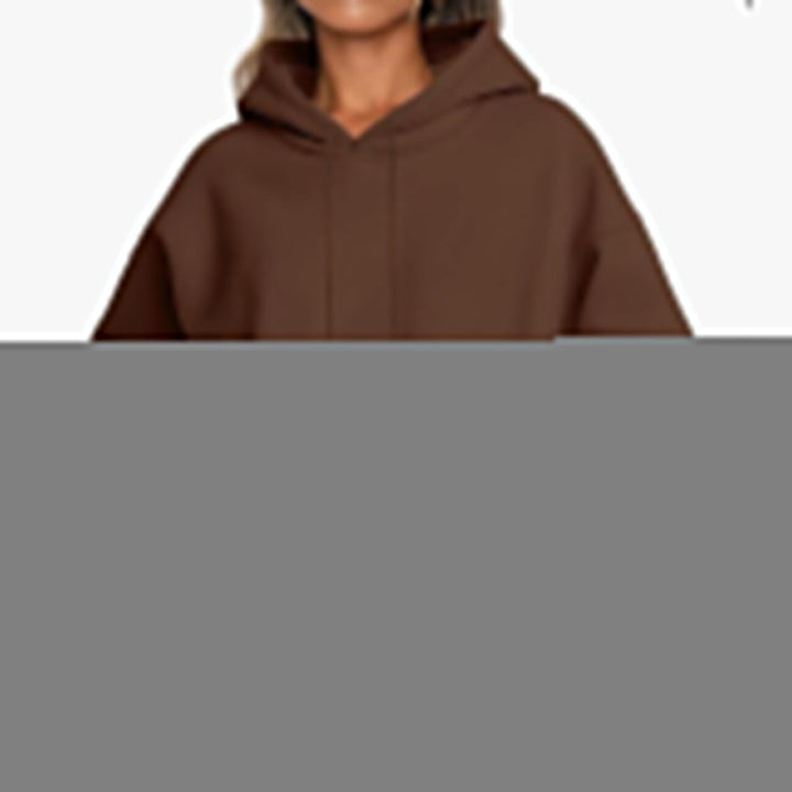 Man draagt een grijze unisex hoodie, met de zakken aan de voorkant.