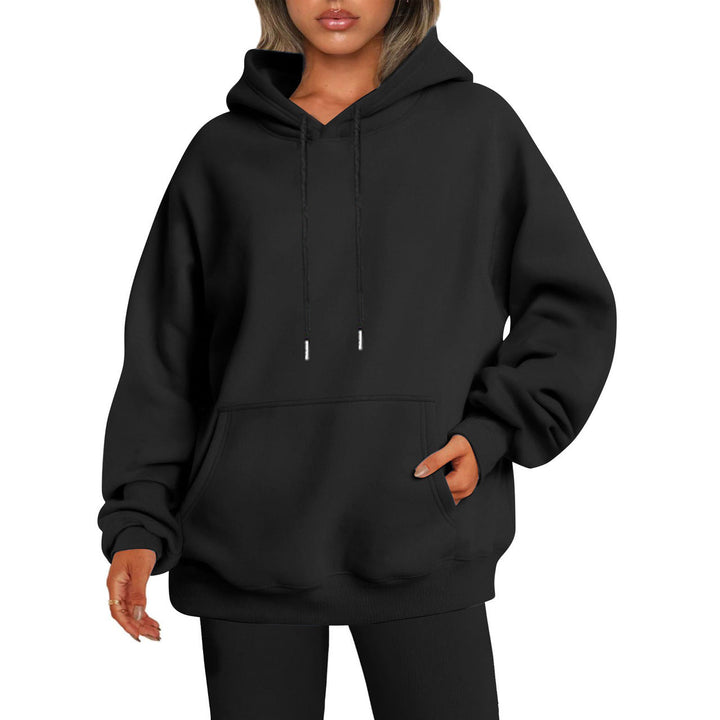 Vrouw draagt een grijze unisex hoodie, casual en trendy.