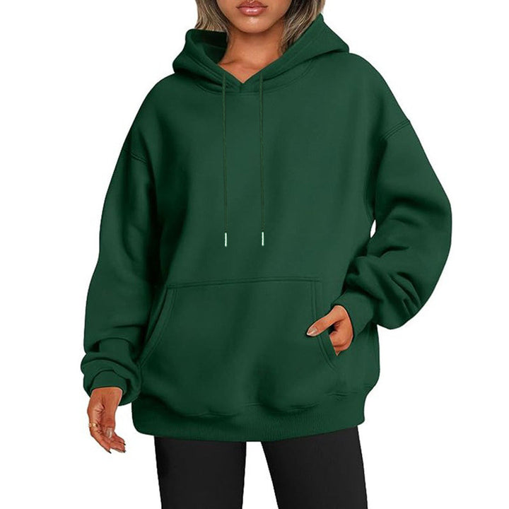 Vrouw draagt een grijze unisex hoodie, met aandacht voor de details.