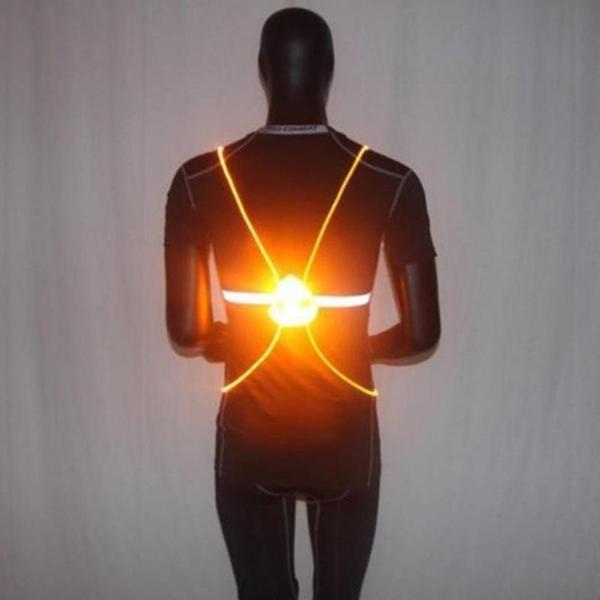 Veiligheidsvest met heldere reflecterende strepen en knipperende LED-lampjes voor uw veiligheid 's nachts.