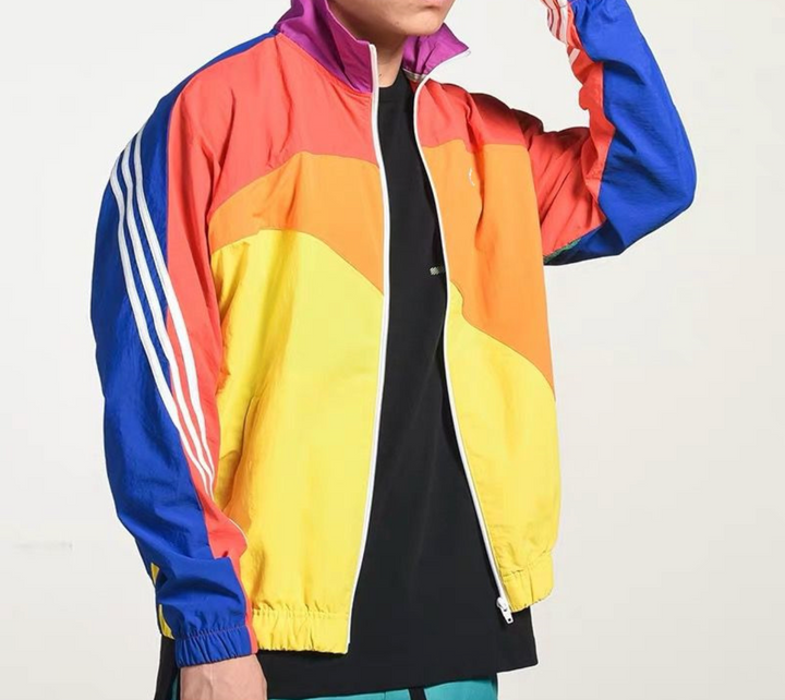 Model draagt het exclusieve Lentejas 1999 collectie unisex jack. Jaren 90 retro stijl.