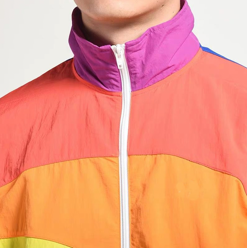 Detail van het limited edition Lentejas 1999 collectie jack met unieke jaren 90 regenboog accenten.