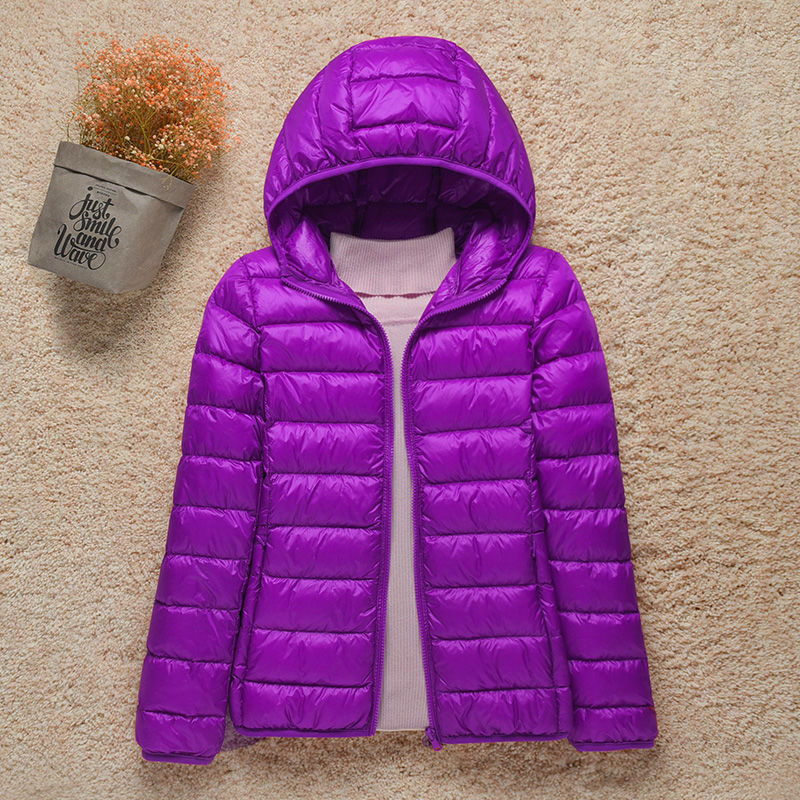 Unisex trui met capuchon in een levendige kleur, comfortabel en warm voor dagelijks gebruik.