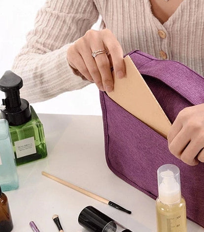 Gesloten luxe toilettas. Waterdicht en compact design, ideaal voor bagage. Beschermt je toiletartikelen effectief.