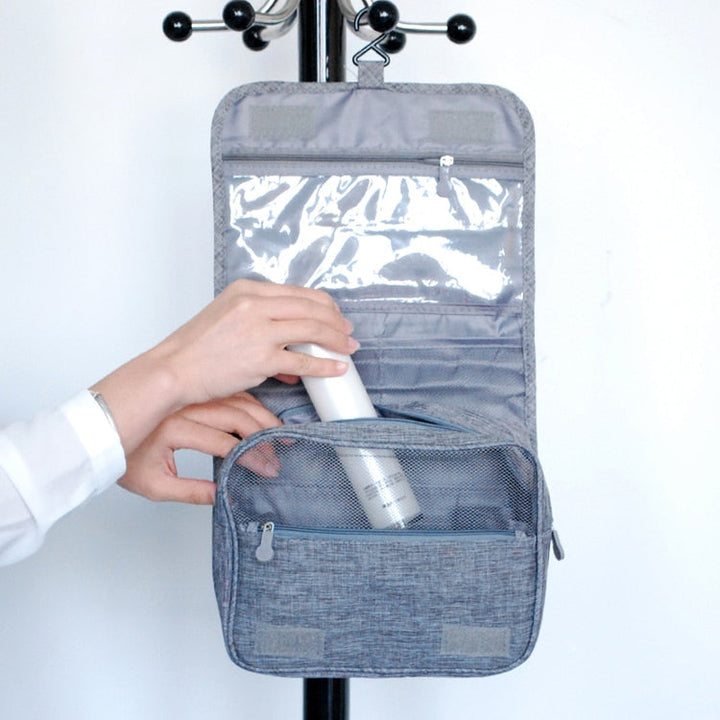 Binnenzijde van de ophangbare toilettas. Mesh vakken en ritsen voor het veilig opbergen van al je make-up en cosmetica.