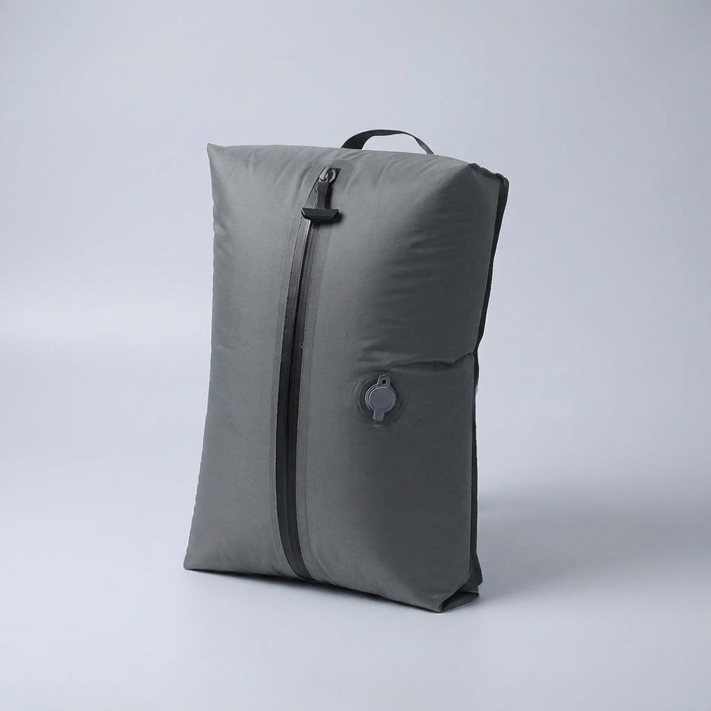Dichte compressietas met kleding die minder ruimte inneemt in bagage, ideaal voor reizigers en vakanties.