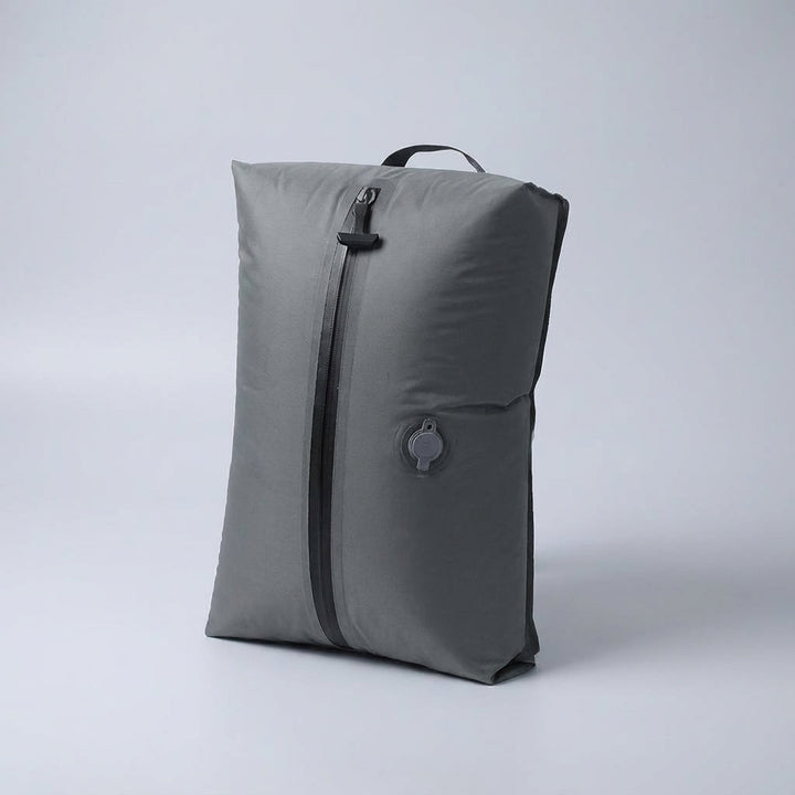Dichte compressietas met kleding die minder ruimte inneemt in bagage, ideaal voor reizigers en vakanties.