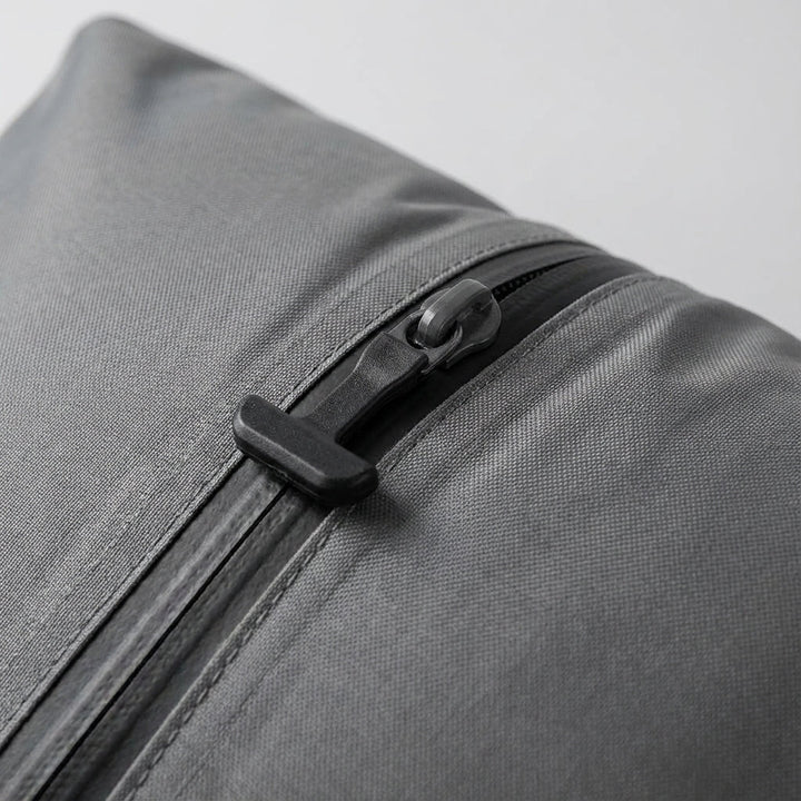 Opvouwbare SpaceSwell reisorganizer, compact en leeg, klaar om kleding en spullen op te bergen in je koffer.