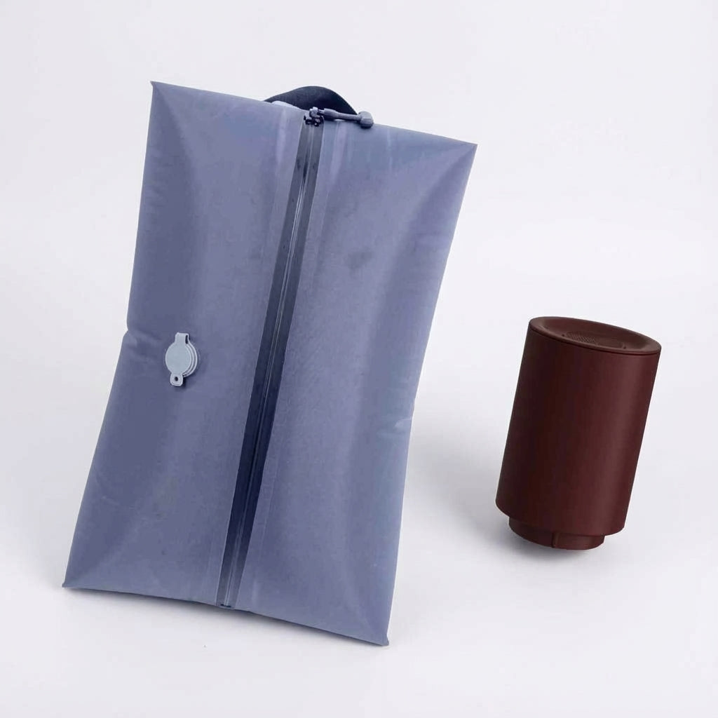 Compacte compressietas SpaceSwell in een koffer, creëert meer ruimte voor extra bagage tijdens je vakantie.