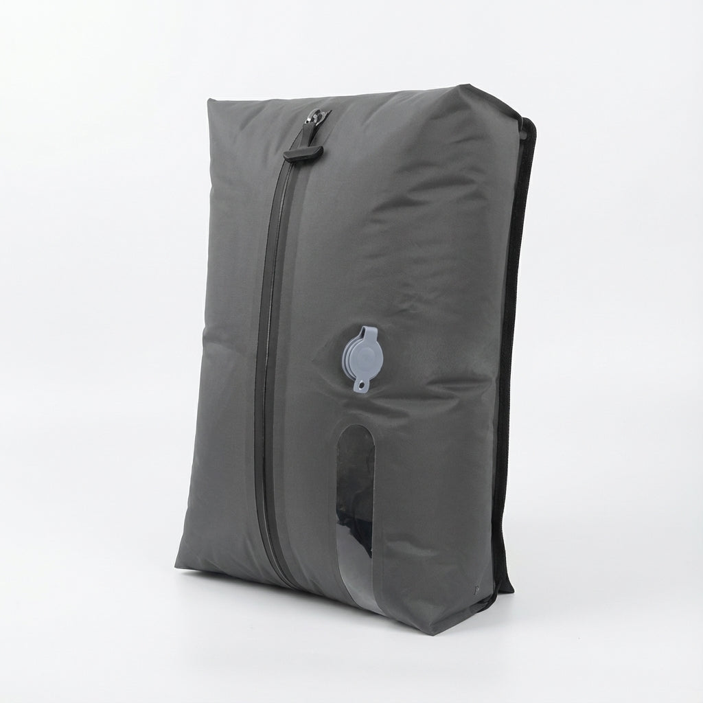 Duurzame, waterbestendige SpaceSwell compressietas in grijs, perfecte reisorganizer voor kleding en accessoires.