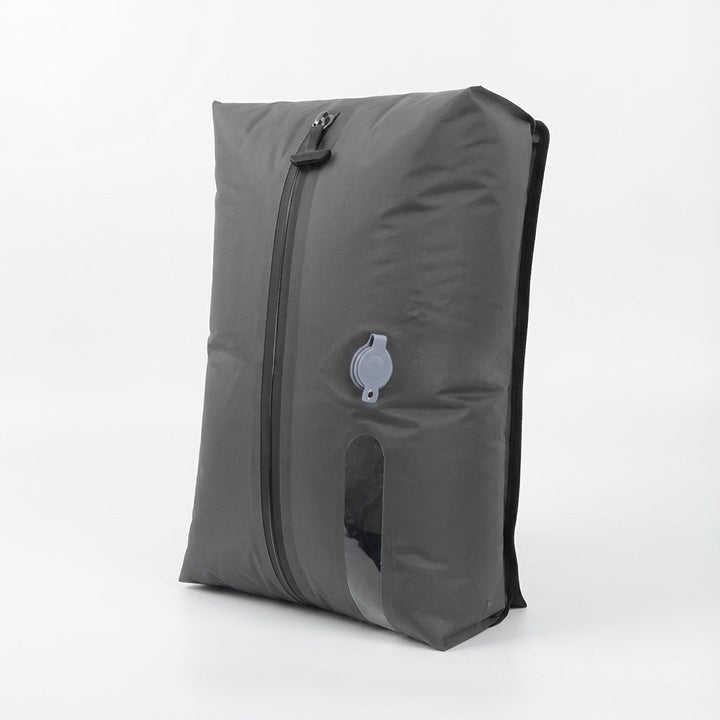 Duurzame, waterbestendige SpaceSwell compressietas in grijs, perfecte reisorganizer voor kleding en accessoires.