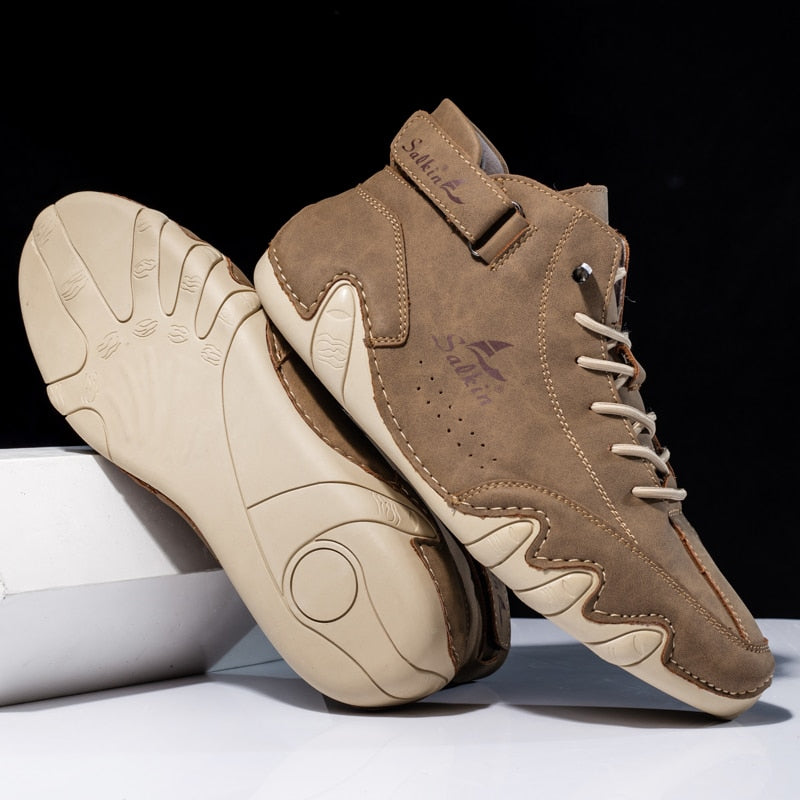 Persoon loopt comfortabel in Ethan unisex orthopedische schoenen; ideaal voor dagelijkse activiteiten.