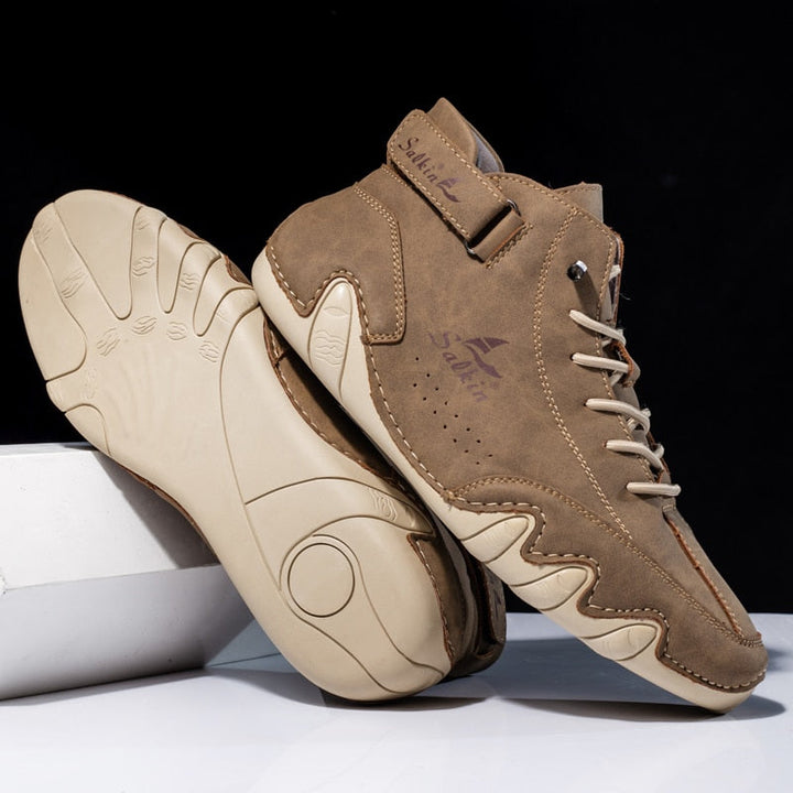 Persoon loopt comfortabel in Ethan unisex orthopedische schoenen; ideaal voor dagelijkse activiteiten.