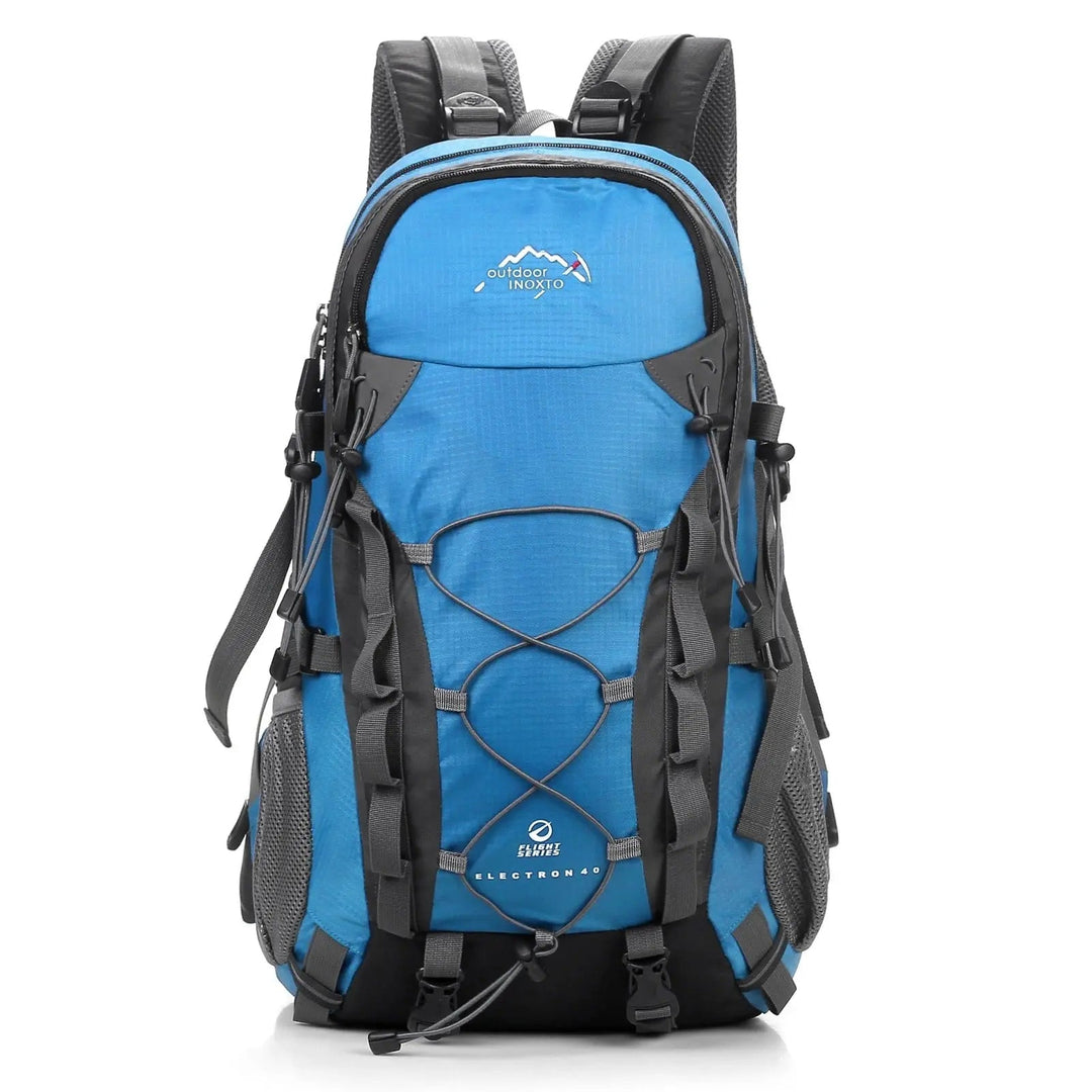Unisex 40L outdoor rugzak ExplorerMax tijdens een wandeling, perfect voor avontuur en kamperen. Ergonomisch ontwerp.