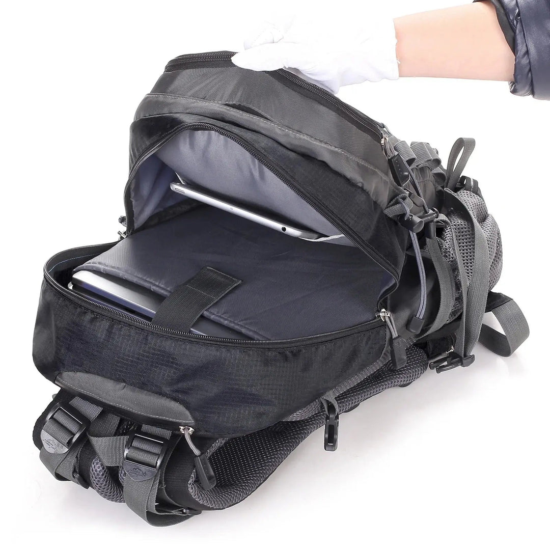 Veelzijdige ExplorerMax 40L unisex rugzak voor diverse outdoor activiteiten: wandelen, kamperen, reizen en trekking.