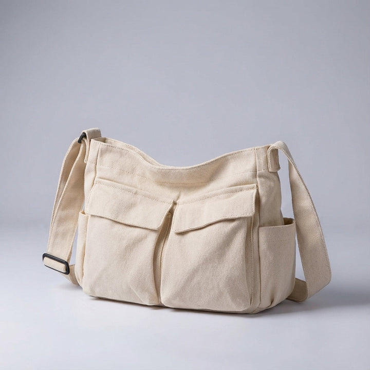 Man draagt Packlite organisertas als crossbody, lichtgewicht canvas tas met diverse vakken voor citytrip.
