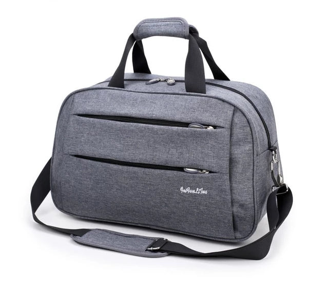 Zwarte unisex reistas met trolleybevestiging, essentieel voor frequente reizigers en weekendjes weg.