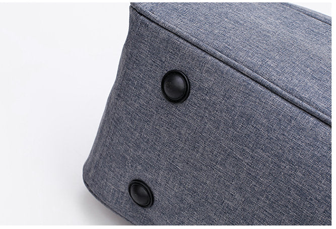 Robuuste waterafstotende nylon reistas met handige trolleyband, beschermt inhoud onderweg.