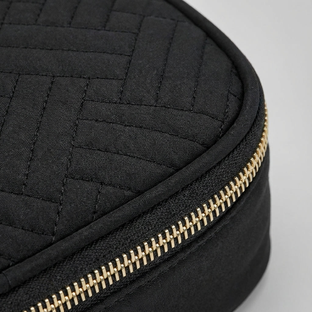 Ruime georganiseerde reistoilettas, compact en toch voorzien van slimme vakken voor al je reisaccessoires en opbergbehoeften.