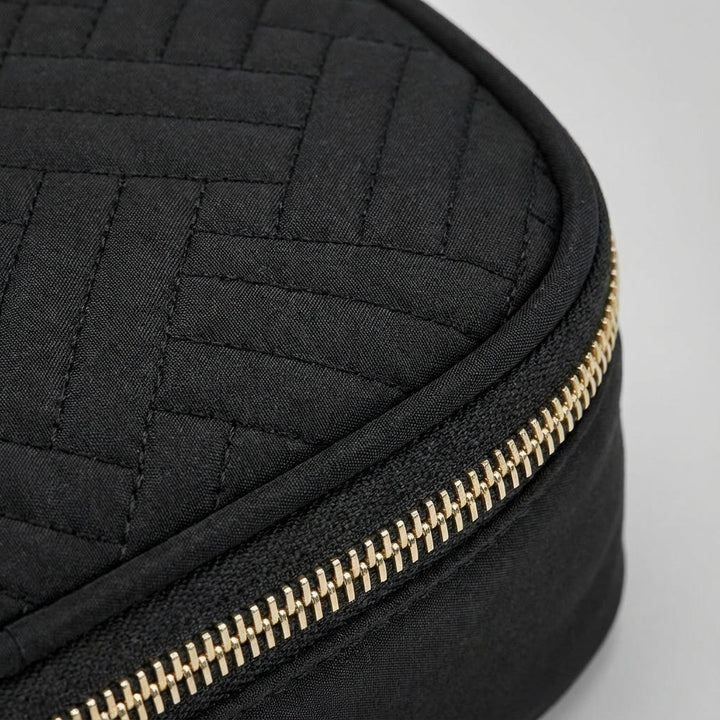 Ruime georganiseerde reistoilettas, compact en toch voorzien van slimme vakken voor al je reisaccessoires en opbergbehoeften.