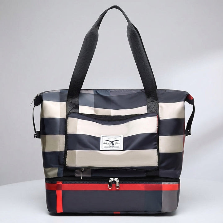 Praktische unisex duffeltas met geïntegreerd bodemvak, ideaal voor schoenen of natte kleding tijdens reizen.