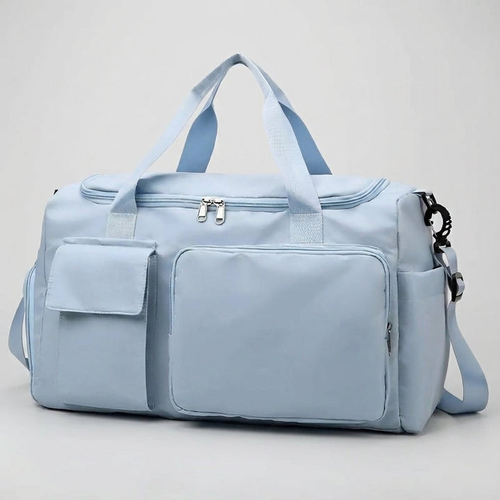 Stijlvolle unisex weekendtas gedragen. Ideaal voor korte reizen of de sportschool; multifunctioneel.