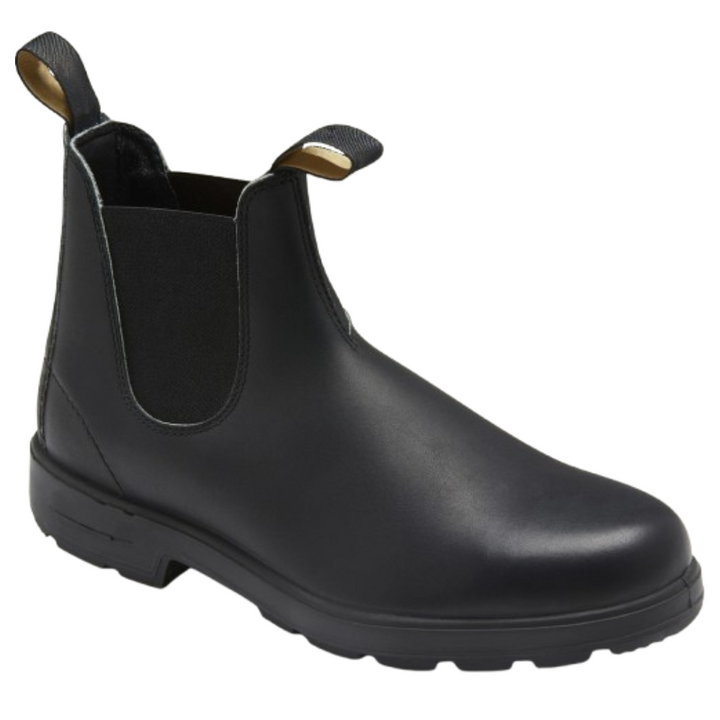 Unisex Finn Chelsea snowboots gedragen in de sneeuw. Trendy, waterdichte winterlaarzen voor warme en stijlvolle voeten.