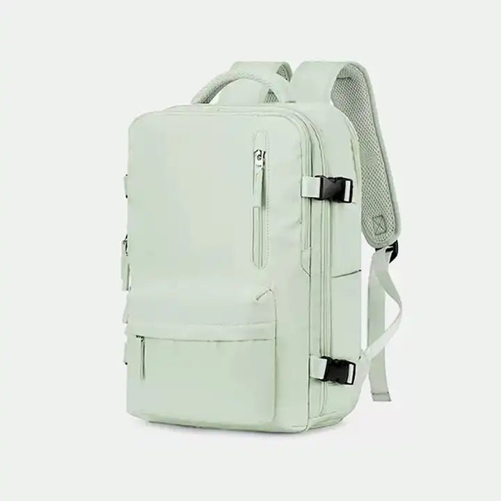 De TrailSafe Pro outdoor backpack, ontworpen voor duurzaamheid en veiligheid op al je reizen en wandelingen.