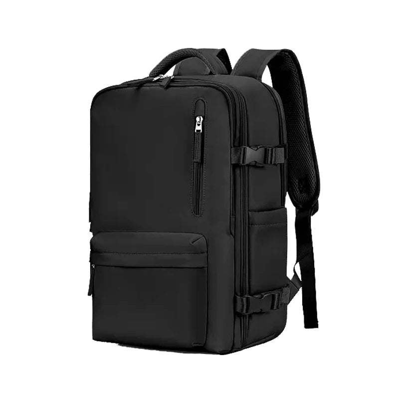 Unisex TrailSafe Pro backpack gedragen door wandelaar, comfortabel en duurzaam voor elke buitenactiviteit.