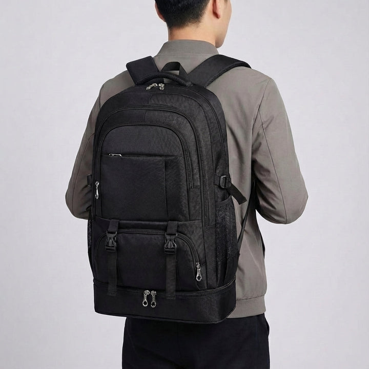 Reiziger draagt comfortabele, uitbreidbare unisex reisrugzak. Perfect voor lange wandelingen en avontuurlijke trips.