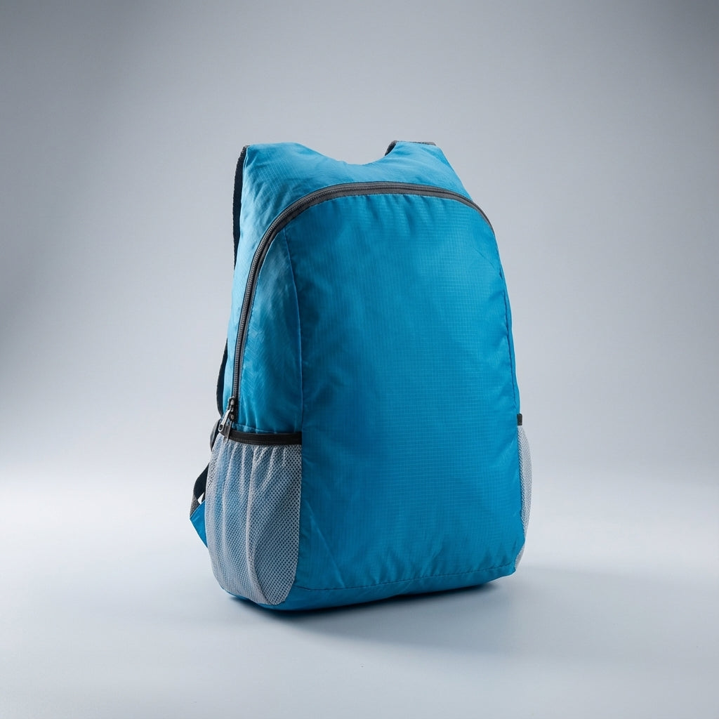 Opgevouwen ultralichte reistas in backpocket formaat, ideaal als compacte bagage voor dagtrips.