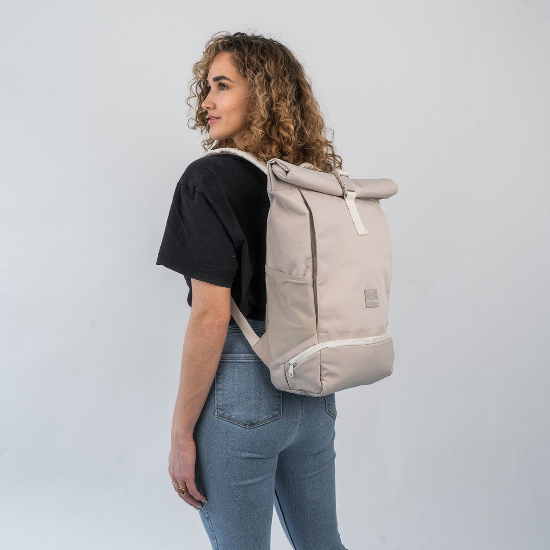 Waterbestendige UrbanFlow rolltop rugzak, beschermt je spullen tegen regen en spatten.