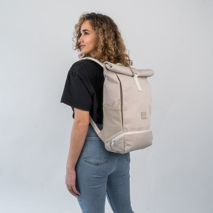 Waterbestendige UrbanFlow rolltop rugzak, beschermt je spullen tegen regen en spatten.