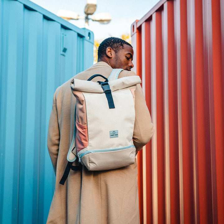 Stijlvolle UrbanFlow rolltop rugzak, een must-have voor de moderne urban professional.