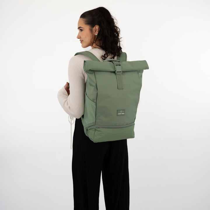 Rolltop rugzak UrbanFlow in een stedelijke setting, perfecte match met de dynamische levensstijl.