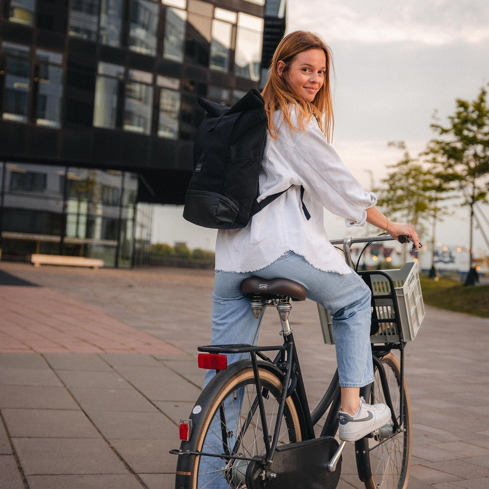Stijlvolle laptoprugzak UrbanFlow met rolltop sluiting, ideaal voor dagelijks gebruik in de stad.