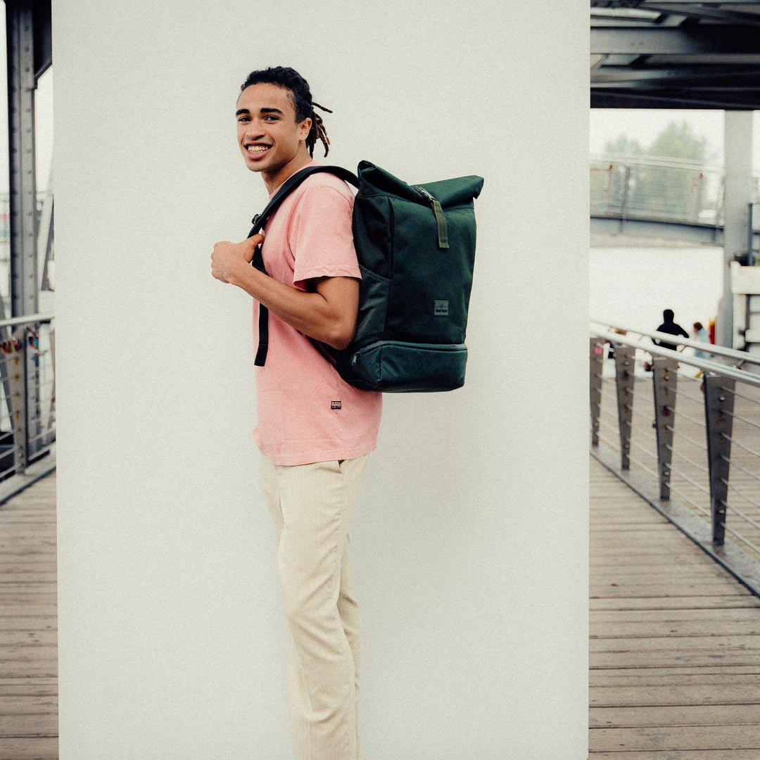 Comfortabele UrbanFlow rolltop rugzak met ademend rugpaneel, ideaal voor lange dagen.