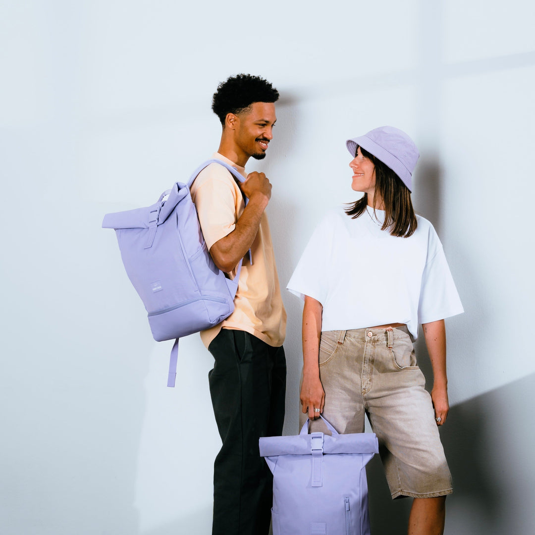 UrbanFlow rolltop rugzak met stevige gespen en ritsen voor extra veiligheid.