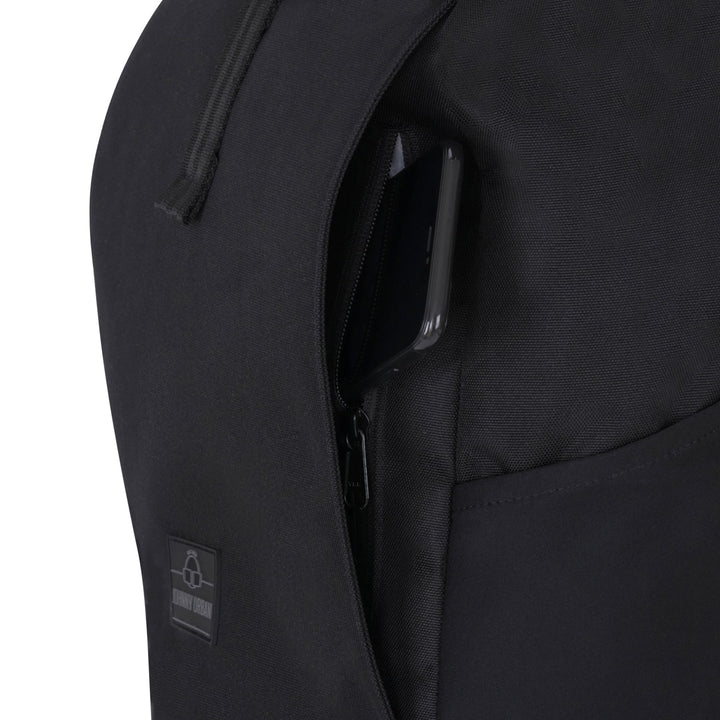 Zwarte UrbanFlow rolltop rugzak, veelzijdig en waterafstotend, geschikt voor alle weersomstandigheden.